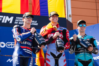 En Moto2 (moteurs Triumph), Alonso Lopez (team Italjet Gresini, châssis Kalex) convertit sa pole et remporte le Grand Prix d&rsquo;Aragon, devant Izan Guevara (BluCru Pramac Yamaha, châssis Boscoscuro) et David Alonso (CFMOTO Inde Aspar, Kalex); le leader du championnat Manuel Gonzalez (Liqui Moly Dynavolt Intact, Kalex) est sixième
