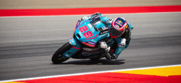 Le leader du championnat Moto3 Maximo Quiles (team CFMOTO Viel Aspar, KTM, numéro 25) remporte le Grand Prix d&rsquo;Aragon, devant David Almansa (Liqui Moly Dynavolt Intact, KTM) et Marco Morelli (Aspar)