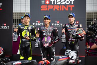 Parti de la pole, Jorge Martin (Aprilia) a remporté la course Sprint du Grand Prix de Grande-Bretagne, devant Ai Ogura (team satellite Superfile Trackhouse, Aprilia) et Marco Bezzecchi (Aprilia); Alex Marquez (Gresini, Ducati) échoue au pied du podium, devant Fabio Di Giannantonio (VR46, Ducati), Pedro Acosta (KTM), Joan Mir (Honda), Franco Morbidelli (VR46) et Marc Marquez (Ducati)