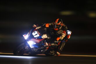 Après plus de 17 heures de course. le team BMW Motorrad World Endurance (catégorie EWC, 37) est toujours en tête du Bol d&rsquo;Or, devant le SERT (Suzuki, EWC) et le F.C.C. TSR (Honda, EWC); 4ème position pour l&rsquo;équipe jusque là en tête du championnat, la YART (Yamaha, EWC); la première équipe de la catégorie Superstock est le team Wojcik (Honda), 8ème; le team Superstock 3ART (Yamaha), avec le pilote suisse Robin Mulhauser, est 10ème, 2ème de sa catégorie; abandon pour l&rsquo;équipe suise Bolliger (EWC, Kawasaki, avec le Suisse Kylian Nestola), le VIP Moto (Honda, Superstock, 113, avec le Suisse Noan Vasta) et le National Moto (Superstock, Honda, avec le Suisse Valentin Suchet)