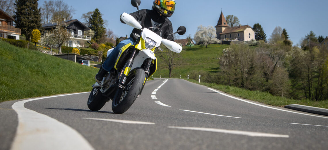 Husqvarna 701 Supermoto à l&rsquo;essai: brute, moderne et terriblement attachante :: Supermoto :: ActuMoto