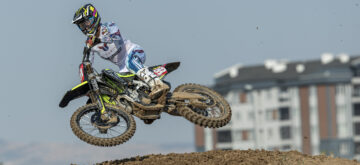 L&rsquo;Espagnol Guillem Farres, leader du championnat MX2 et pilote Triumph (numéro 99) a remporté le Grand Prix de Turquie, devant le champion en titre Simon Längenfelder (KTM) et Liam Everts (Husqvarna)