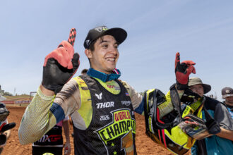 Avec une première et une quatrième places dans le dernier Grand Prix motocross de la saison, en Australie, l&rsquo;Espagnol et pilote Triumph Guillem Farres gagne le titre en MX2, devant son coéquipier Camden McLellan, qui remporte le GP; le Belge Sacha Coenen (KTM) prend la troisième place du classement général; Guillem Farres passera en catégorie MXGP en 2027, toujours sur une Triumph