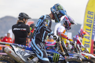 Gêné par une blessure aux côtes subie au Grand Prix motocross de Hollande et jusqu&rsquo;ici non diagnostiquée, le quintuple champion du monde et pilote Yamaha Tim Gajser doit faire l&rsquo;impasse sur les deux Grand Prix de fin de saison, en Chine et en Australie