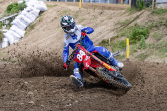 Le fraîchement couronné champion mondial Jeffrey Herlings (Honda, numéro 84) remporte la course qualificative en Chine, devant le champion en titre Romain Febvre (Kawasaki) et Tom Vialle (Honda); belle 4ème place pour le pilote indépendant Jan Pancar (KTM), et la 8ème place pour le Suisse Jeremy Seewer (team privé Van Venrooy, KTM)