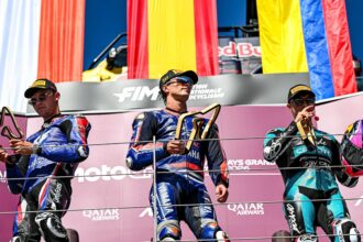 En Moto2 (moteurs Triumph), victoire au Grand Prix d&rsquo;Autriche du deuxième du classement mondial, Izan Guevara (team Blu Cru Pramac Yamaha, châssis Boscoscuro), devant Filip Salac (OnlyFans American Racing, châssis Kalex) et David Alonso (CFMOTO Inde, Kalex); le leader du championnat Manuel Gonzalez (team Liqui Mmoly Dynavolt Intact, Kalex) se classe 4ème