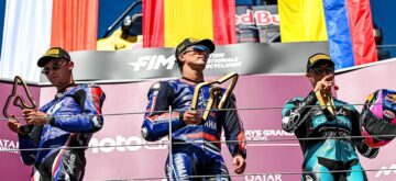 En Moto2 (moteurs Triumph), victoire au Grand Prix d&rsquo;Autriche du deuxième du classement mondial, Izan Guevara (team Blu Cru Pramac Yamaha, châssis Boscoscuro), devant Filip Salac (OnlyFans American Racing, châssis Kalex) et David Alonso (CFMOTO Inde, Kalex); le leader du championnat Manuel Gonzalez (team Liqui Mmoly Dynavolt Intact, Kalex) se classe 4ème