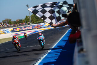 Victoire sur le fil et dans les derniers mètres de Maximo Quiles (team CFMOTO Gaviota Aspar, KTM, 28) en Moto3 au Grand Prix de Misano, devant David Almansa (team Intact, KTM), alors que ce dernier avait mené la course depuis le début; troisième place pour Brian Uriarte (Red Bull KTM Ajo)