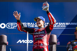 Marc Marquez (Ducati) a gagné le Grand Prix de Misano et de la Riviera di Rimini, devant Alex Marquez (Gresini, Ducati) et Pedro Acosta (KTM); chute du poleman Marco Bezzecchi avant la fin du premier tour, alors qu&rsquo;il avait pris la tête de la course; Marc Marquez a désormais le même nombre de points que Jorge Martin (Aprilia, 6ème du Grand Prix), et lui prend donc les commandes du championnat