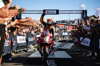 En terminant trois fois deuxième derrière son coéquipier Iker Lecuona (team Aruba.it, Ducati), l&rsquo;Italien Nicolo Bulega est sacré champion du monde Superbike à Cremone; dans la course 1 samedi, Sam Lowes (Marc VDS, Ducati) a pris la troisième place, qui est revenue à Alberto Surra (Motocorsa, Ducati) dans la course Superpole dimanche, et à Yari Montella (Barni, Ducati) dans la course 2 dimanche