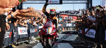 En terminant trois fois deuxième derrière son coéquipier Iker Lecuona (team Aruba.it, Ducati), l&rsquo;Italien Nicolo Bulega est sacré champion du monde Superbike à Cremone; dans la course 1 samedi, Sam Lowes (Marc VDS, Ducati) a pris la troisième place, qui est revenue à Alberto Surra (Motocorsa, Ducati) dans la course Superpole dimanche, et à Yari Montella (Barni, Ducati) dans la course 2 dimanche