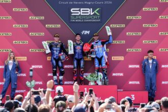Can Öncü (Yamaha, team Ten Kate, numéro 61), parti 13ème de la course 1 Supersport à Magny-Cours, franchit la ligne en vainqueur, devant Roberto Garcia (Yamaha, GMT94) et l&rsquo;auteur de la pole Valentin Debise (ZXMoto, Evan Bros Eastroc, 2ème du championnat); qualifié 15ème, le Suisse Dominique Aegerter (Kawasaki) termine 17ème; le leader du championnat Albert Arenas (Yamaha, BluCru) est tombé et a dû abandonner