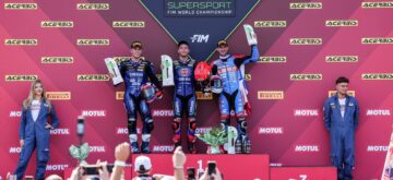 Can Öncü (Yamaha, team Ten Kate, numéro 61), parti 13ème de la course 1 Supersport à Magny-Cours, franchit la ligne en vainqueur, devant Roberto Garcia (Yamaha, GMT94) et l&rsquo;auteur de la pole Valentin Debise (ZXMoto, Evan Bros Eastroc, 2ème du championnat); qualifié 15ème, le Suisse Dominique Aegerter (Kawasaki) termine 17ème; le leader du championnat Albert Arenas (Yamaha, BluCru) est tombé et a dû abandonner