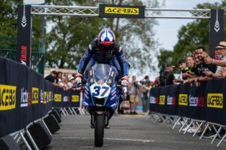 Roberto Garcia (Yamaha, numéro 37, team GMT94) a remporté la seconde course – interrompue par un drapeau rouge – Supersport à Magny-Cours, devant le leader du championnat Albert Arenas (Yamaha, BluCru) et Valentin Debise (ZXMoto, Eastroc Evan Bros); le Suisse Dominique Aegerter (team Kawasaki) n&rsquo;a pas pu faire mieux que 18ème, hors des points
