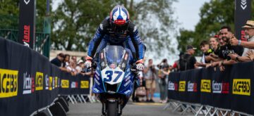 Roberto Garcia (Yamaha, numéro 37, team GMT94) a remporté la seconde course – interrompue par un drapeau rouge – Supersport à Magny-Cours, devant le leader du championnat Albert Arenas (Yamaha, BluCru) et Valentin Debise (ZXMoto, Eastroc Evan Bros); le Suisse Dominique Aegerter (team Kawasaki) n&rsquo;a pas pu faire mieux que 18ème, hors des points