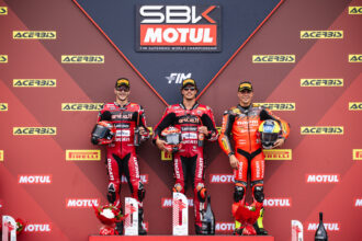 Nicolo Bulega (Ducati, numéro 11), qui part l&rsquo;an prochain en MotoGP au sein du team VR46 (Ducati), a remporté la course Sprint et la dernière course Superbike à Magny-Cours, devant son coéquipier Iker Lecuona; troisième place pour Yari Montella, du team privé Barni (Ducati)