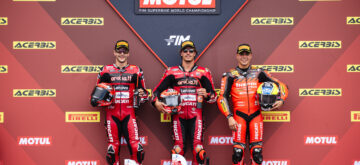 Nicolo Bulega (Ducati, numéro 11), qui part l&rsquo;an prochain en MotoGP au sein du team VR46 (Ducati), a remporté la course Sprint et la dernière course Superbike à Magny-Cours, devant son coéquipier Iker Lecuona; troisième place pour Yari Montella, du team privé Barni (Ducati)