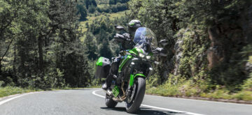 Kawasaki sort de son chapeau une Versys 900 4-cylindres