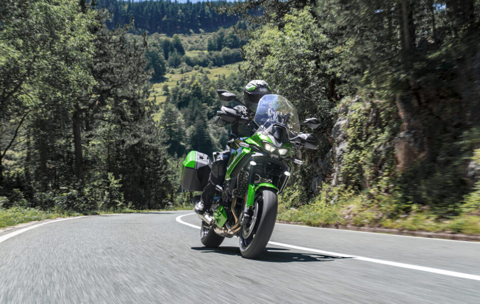 Kawasaki sort de son chapeau une Versys 900 4-cylindres