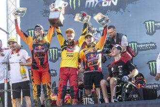L&rsquo;équipe belge, composée des frères Lucas et Sacha Coenen (tous deux sur KTM) et de Liam Everts (Husqvarna) gagne le motocross des Nations à Ernée, trois points devant le team Espagne (Guillem Farres sur Triumph, Jorge Prado sur KTM et Francisco Garcia sur Kawasaki); l&rsquo;équipe hollandaise avec Jeffrey Herlings (Honda), Glenn Coldenhoff (Yamaha) et Roan Van De Moosdijk (KTM) prend la troisième place; la France est pénalisée par des chutes de Tom Vialle (Honda) et Mathys Valin (Kawasaki), et finit 11ème, malgré les bons résultats de Romain Febvre (Kawasaki, 1er de la course 1 et 3e de la course 3)