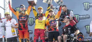 L&rsquo;équipe belge, composée des frères Lucas et Sacha Coenen (tous deux sur KTM) et de Liam Everts (Husqvarna) gagne le motocross des Nations à Ernée, trois points devant le team Espagne (Guillem Farres sur Triumph, Jorge Prado sur KTM et Francisco Garcia sur Kawasaki); l&rsquo;équipe hollandaise avec Jeffrey Herlings (Honda), Glenn Coldenhoff (Yamaha) et Roan Van De Moosdijk (KTM) prend la troisième place; la France est pénalisée par des chutes de Tom Vialle (Honda) et Mathys Valin (Kawasaki), et finit 11ème, malgré les bons résultats de Romain Febvre (Kawasaki, 1er de la course 1 et 3e de la course 3)