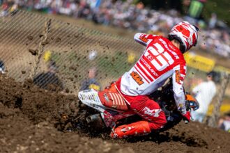 Le « team Switzerland », composée de Jeremy Seewer (KTM, MX2, numéro 23), Valentin Guillod (Yamaha, MXGP) et Kevin Brumann (Husqvarna, Open), qualifiée 13ème, se classe huitième du Motocross des Nations, à égalité avec le septième, l&rsquo;équipe de Grand Bretagne; Jeremy Seewer (5ème de sa catégorie au final), parti 20ème dans la première course (MX2 et MXGP) a terminé 15ème, et parti 7ème dans la course 2 (MX2 et Open), l&rsquo;a conclue 13ème; Valentin Guillod (12ème de sa catégorie), après une chute, finit 22ème de la course 1, et 20ème de la course 3 (MXGP et Open); enfin Kevin Brumann (7ème de sa catégorie), 27ème au premier tour d ela course 2, remonte à la 15ème place, finissant 19ème de la dernière course après une nouvelle remontée