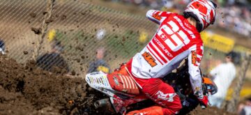 Le « team Switzerland », composée de Jeremy Seewer (KTM, MX2, numéro 23), Valentin Guillod (Yamaha, MXGP) et Kevin Brumann (Husqvarna, Open), qualifiée 13ème, se classe huitième du Motocross des Nations, à égalité avec le septième, l&rsquo;équipe de Grand Bretagne; Jeremy Seewer (5ème de sa catégorie au final), parti 20ème dans la première course (MX2 et MXGP) a terminé 15ème, et parti 7ème dans la course 2 (MX2 et Open), l&rsquo;a conclue 13ème; Valentin Guillod (12ème de sa catégorie), après une chute, finit 22ème de la course 1, et 20ème de la course 3 (MXGP et Open); enfin Kevin Brumann (7ème de sa catégorie), 27ème au premier tour d ela course 2, remonte à la 15ème place, finissant 19ème de la dernière course après une nouvelle remontée