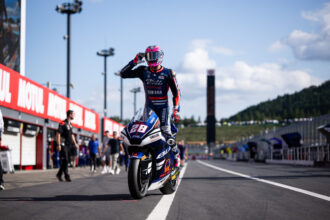 En Moto2 (moteurs Triumph), Izan Guevara (team Blu Cru Pramac Yamaha, châssis Boscoscuro) prend la pole en signant un nouveau record de piste à Motegi, devant Filip Salac (OnlyFans American Racing, Kalex) et le leader du championnat Manuel Gonzalez (Liqui Moly Dynavolt Intact, Kalex)