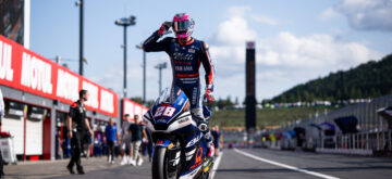 En Moto2 (moteurs Triumph), Izan Guevara (team Blu Cru Pramac Yamaha, châssis Boscoscuro) prend la pole en signant un nouveau record de piste à Motegi, devant Filip Salac (OnlyFans American Racing, Kalex) et le leader du championnat Manuel Gonzalez (Liqui Moly Dynavolt Intact, Kalex)