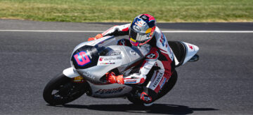 Le pilote indonésien Veda Pretama (team Honda Asia, numéro 5) décroche sa première pole, sur le circuit australien de Phillip Island, devant le déjà champion Moto3 Maximo Quiles (CFMOTO Gaviota Aspar, KTM) et Joel Kelso (GRYD Racing, KTM)