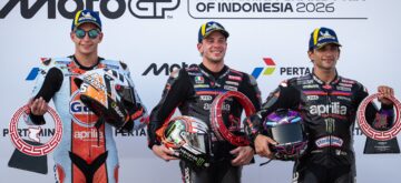 Marco Bezzecchi (team d&rsquo;usine Aprilia) a remporté le Grand Prix d&rsquo;Indonésie à Mandalika, devant un Raul Fernandez (team satellite Superfile Trackhouse, Aprilia) héroïque, parti de la pole et qui a mené durant une bonne moitié de la course malgré un doigt cassé; 3ème place pour Jorge Martin (Aprilia), qui reprend la tête du championnat, de deux points, à Marc Marquez (Ducati, 6ème); Ai Ogura (Superfile Trackhouse) a fini 4ème, devant Pedro Acosta (KTM)