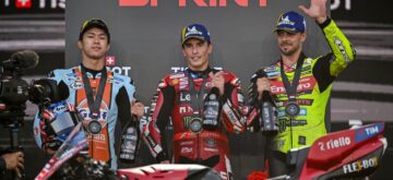 Premier et deuxième sur la grille de départ du Grand Prix d&rsquo;Indonésie, Raul Fernandez (team Superfile Trackhouse, Aprilia) et Marco Bezzecchi (Aprilia) chutent au premier virage de la course Sprint, alors que Jorge Martin (Aprilia) prend la tête devant Marc Marquez (Ducati); mais Martin a connu une alerte sur sa pression de pneus et a dû laisser passer Marquez, qui au final s&rsquo;est imposé, devant Ai Ogura (Trackhouse) et Fabio Di Giannantonio (VR46, DUcati), et qui mène désormais le championnat de 4 points sur Martin