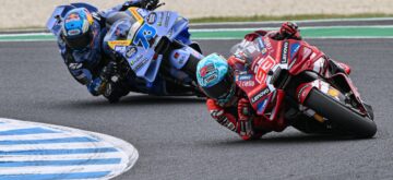 Parti de la pole, Marc Marquez (Ducati, numéro 93) remporte la course Sprint du Grand Prix d&rsquo;Australie, après une lutte sans merci avec Jorge Martin (Aprilia), qui finit par chuter et se casse le poignet; Alex Marquez (team Gresini, Ducati, numéro 73) prend la deuxième place, devant Fabio Di Giannantonio (VR46, Ducati) et Marco Bezzecchi (Aprilia), qui réussit à passer Pedro Acosta (KTM) à 2 tours de la fin; Ai Ogura, 6ème au drapeau, est rétrogradé pour pression des pneus non conforme, donnant cette place à l&rsquo;Australien Jack Miller (Pramac, Yamaha); Marc Marquez reprend la tête du championnat à Jorge Martin